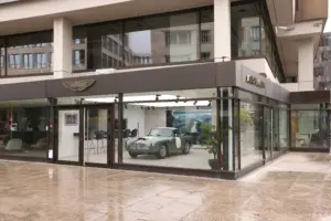 Aston Martin Showroom von außen am kleinen Schloßplatz in Stuttgart