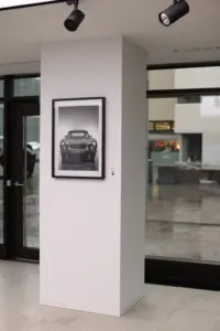 Säule mit einem Bild von einem Aston Martin Oldtimer im Aston Martin Showroom in Stuttgart